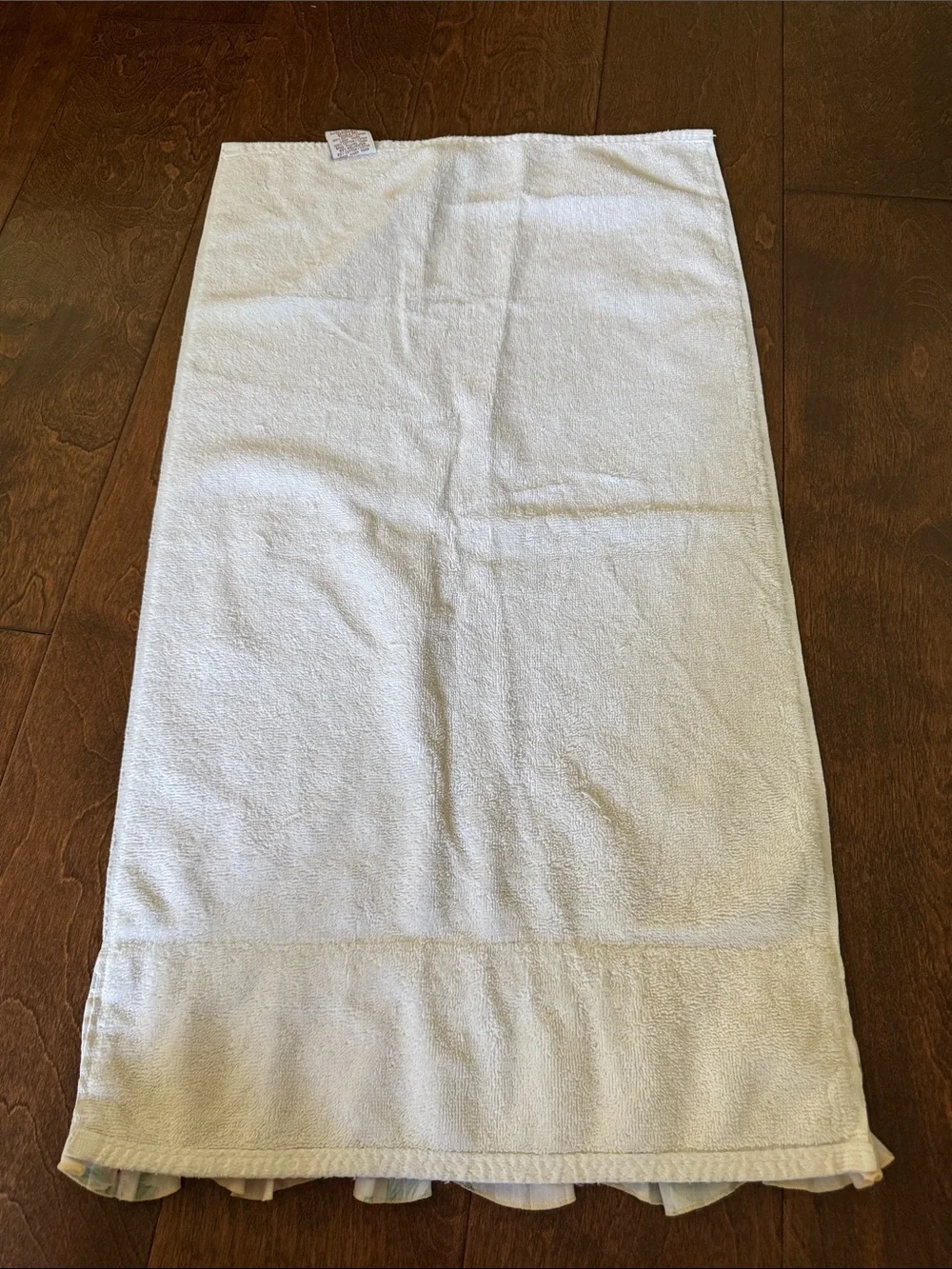 Vintage 1978 The Avanti Look White Cotton Floral Ruffle Large Boho Hand Towel